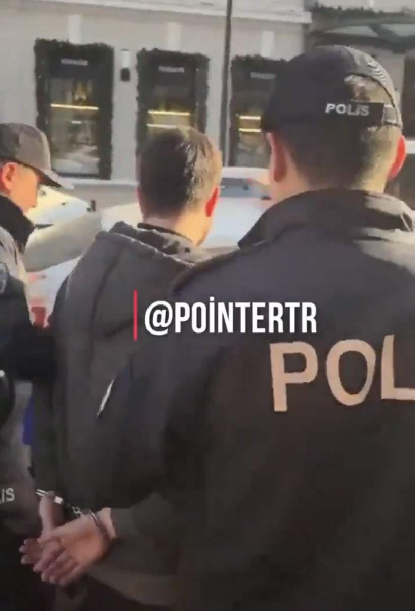 Türkiye Cumhuriyeti Vatandaşı ve sahiplerinden biri olarak soruyorum;

O kelepçe neden Hilafet çığırtkanlığı yapanların değil de Atatürk’ün verdiği yetki ile VAZİFESİNİ yapan gencin bileklerinde?

Bu “Gaflet ve Dalalet ve hatta Hıyanet” değil midir?

#EgeAkersoyYalnızDeğildir