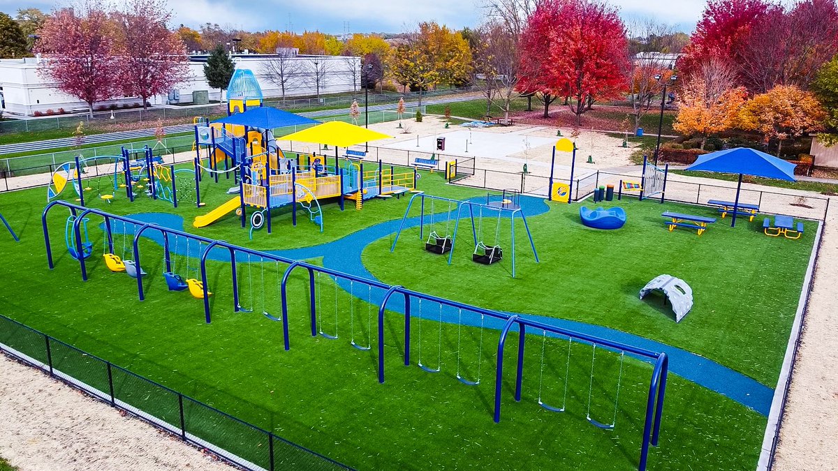 No puedo empezar el año de otra manera que reivindicando la necesidad de #ParquesInclusivos.
Parques en los que todos los niños y niñas pueden jugar independientemente de sus capacidades.
Ahí va hilo con algunos elementos 👇