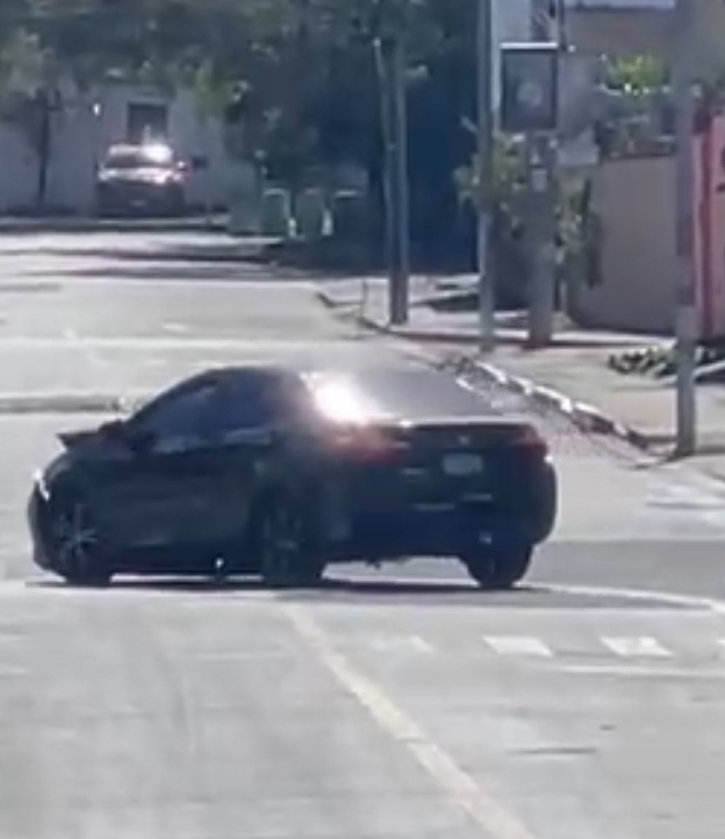 Karis97's tweet photo. Hola muchis! Hace un par de horas me chocaron en zona 15, mi carro estaba parqueado y la persona responsable huyó. En las cámaras de seguridad no se logra ver placa, por si alguien sabe algo o identifica el carro, se les agradecería la información! https://t.co/M8GxPBUNeB