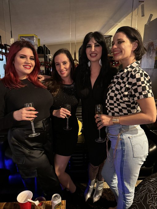 Happy New Year! It was such a fun night with these awesome ladies!  @missroperxx @TheRealNyxon @GoddessFina_<a href="/tag/xxx"class="tags"><span>#xxx</span></a><a href="/tag/lesbian"class="tags"><span>#lesbian</span></a><a href="/tag/pornstars"class="tags"><span>#pornstars</span></a><a href="/tag/cheating"class="tags"><span>#cheating</span></a>