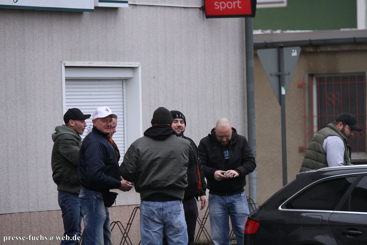 Pressefuchs_Brb's tweet photo. 1/9 Eine Neonazi-“Weihnachtsfeier“ in der #brandenburg|ischen Provinz: Am 23. Dezember '23 veranstaltete Sebastian Raack die jährliche „Weihnachtsfeier“ seines Labels „OPOS Records“ in Lindenau mit etwa 40 Personen.

68 Fotos: https://t.co/EG3gnydbzV
Text: https://t.co/xegBnRgBbz https://t.co/lE8uaK7qvT
