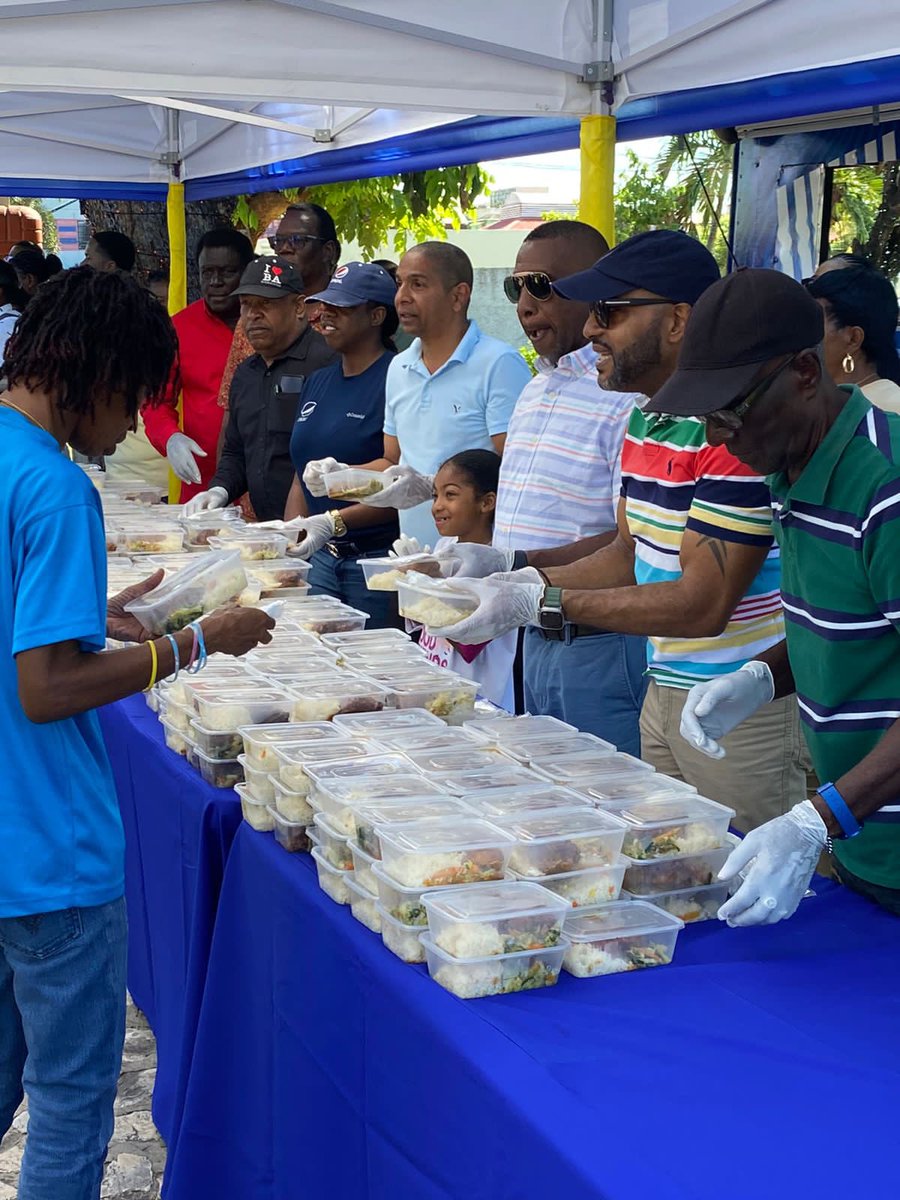 ksamcorp's tweet photo. #NewYearsDayFeeding
#KSAMCCares
#ServingOurCitizens
The start of a new year is always a good time for reflection and assessment. TheKSAMC @MayorWilliamsJA is committed to assist the homeless to restore their dignity and independence. https://t.co/k8AVV6gd2K