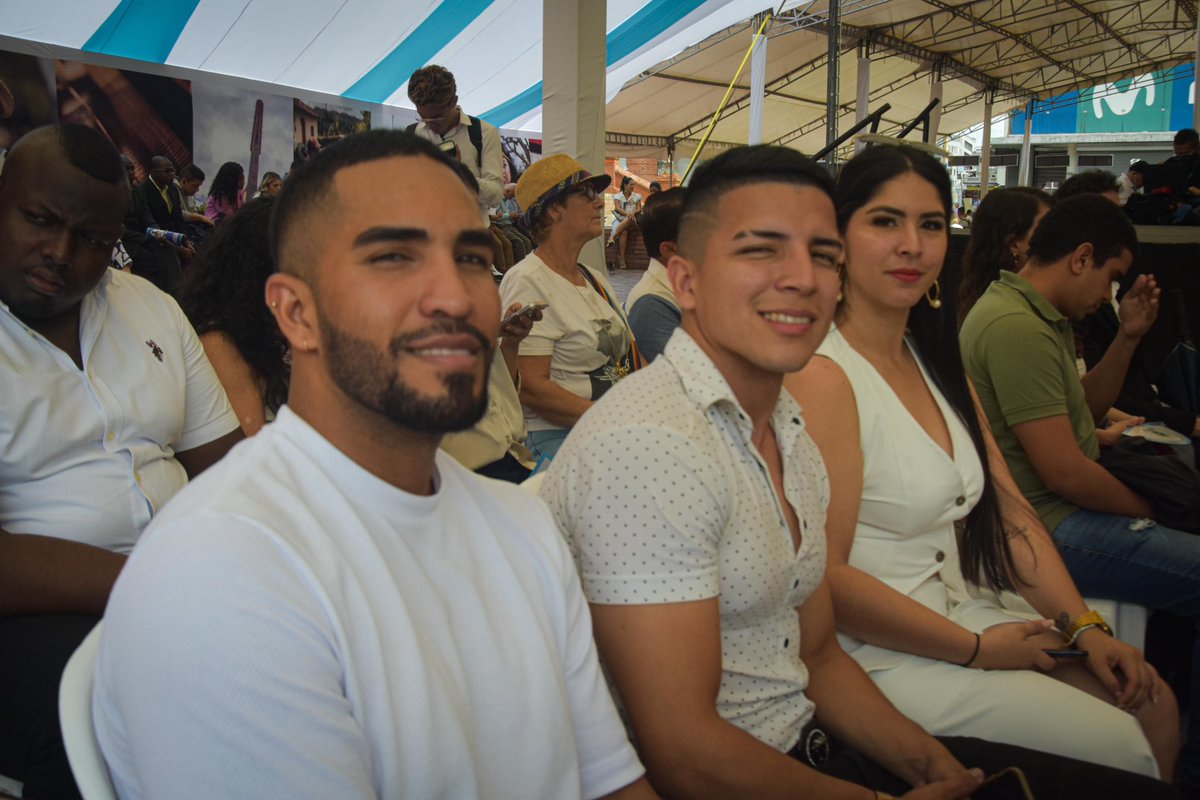 GobValle's tweet photo. Durante la ceremonia de posesión, jóvenes y deportistas acompañaron a la nueva mandataria vallecaucana @DilianFrancisca, como muestra de apoyo y confianza, en el trabajo que se realizará en deporte, emprendedimiento y educación. https://t.co/JkzDgEzdrd