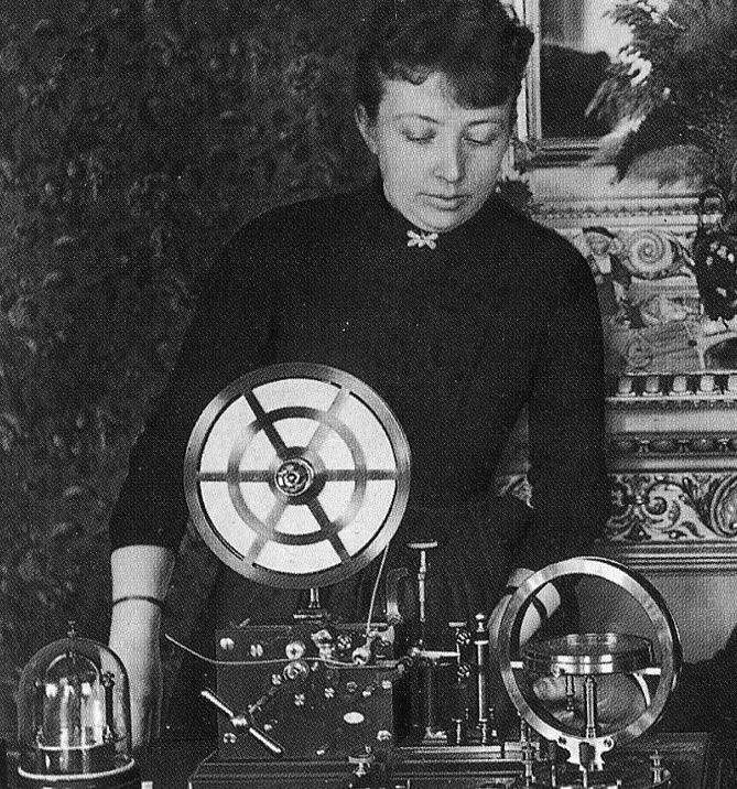 Hilda Ericsson founded telecom co. Ericsson with husband. She tested inventions, developed new products & managed finances, clients & deliveries. 1/3 of workforce wound electromagnetic coils with satin-coated copper wire ('women's work') d. #OTD 3 Jan 1941 en.wikipedia.org/wiki/Hilda_Eri…