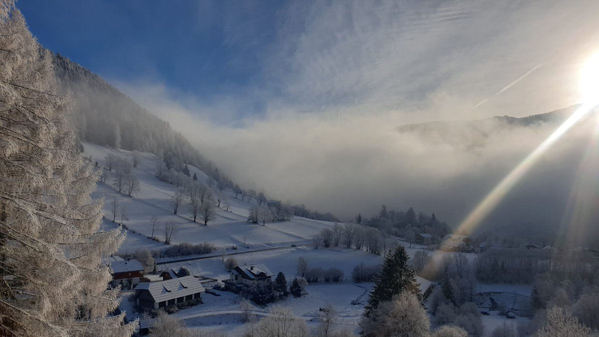 Natasa__Maric's tweet photo. The best way to start a #NewYear, right on the slopes.
Happy New Year 2024! 🌲
🤍#Skiing https://t.co/Vkuxo7GyIr