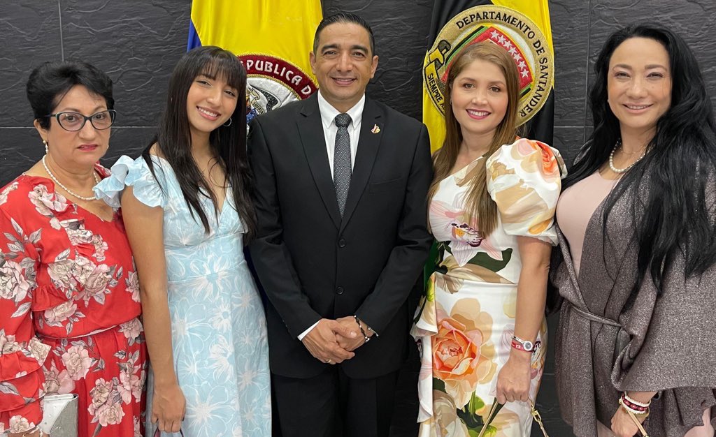 raramirezuribe's tweet photo. Oficialmente, diputado de #Santander. 🫡

Con la bendición de Dios y junto a mi familia emprendo este camino con firmeza, disciplina, esperanza y unas ganas inmensas de retribuir la confianza que los santandereanos depositaron en #SoyRamón. 

Seguiremos haciendo Patria! https://t.co/WIG3P7I7rH