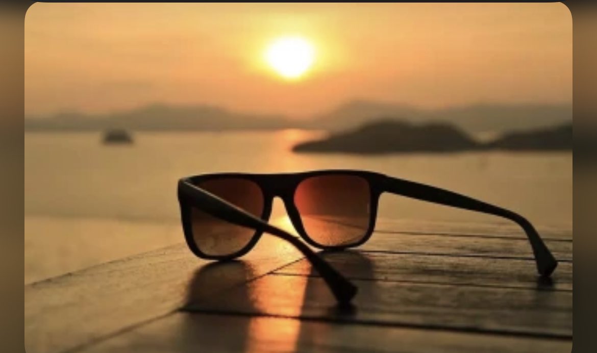 ارتداء النظارة الشمسية التي يكون فيها ميزة حماية العين من دخول الاشعة فوق البنفسجية ضرورة يومية للجميع لحماية العين من العديد من الامراض مثل : 
جفاف العين 
الماء الابيض 
لحمية العين 

دمتم بصحة 🕶