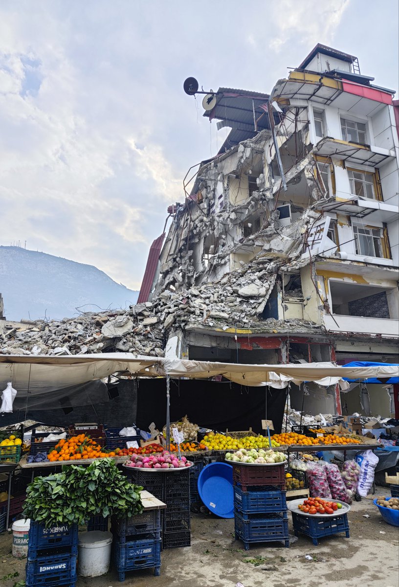 Alışveriş yapacak kadar normal, her an göçük altında kalabilecek kadar gerçeküstü yaşamlar...