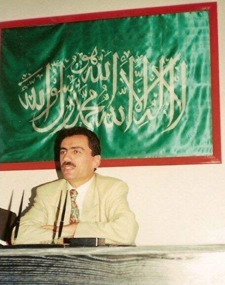 Bir Türk ve Kelime-i Tevhid sancağı.

Türk = Müslüman!