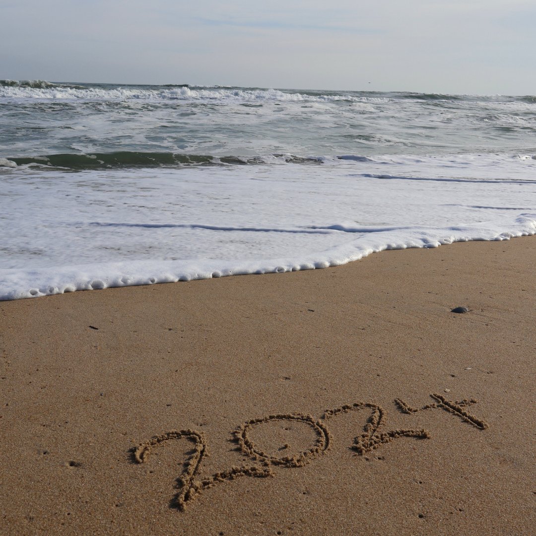 Hello 2024! ✨🌊 May your new year be merry and bright! 💙

#twiddyobx #twiddy #obx #outerbanks  #newyears2024 #newyearsday #beachlife #beachvacation #2024