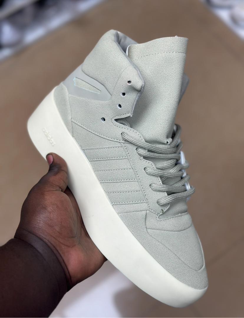 feetbitsneakers's tweet image. New year, new kicks! Start 2024 on the right foot with our morning tip: Rotate your sneakers regularly to maintain their shape and comfort. 👟🔄 #NewYearNewKicks #SneakerTip