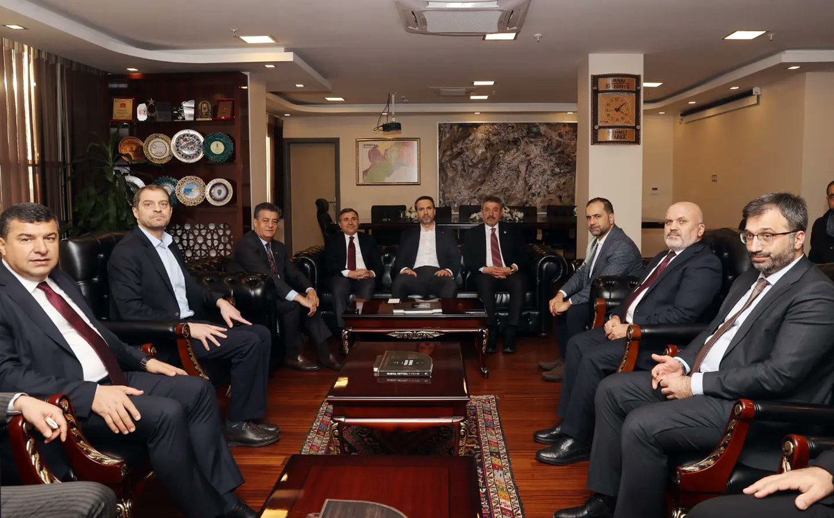 Sirnaktso's tweet photo. Enerji ve Tabii Kaynaklar Bakanımız Sayın Alparslan BAYRAKTAR, Valimiz Sayın Cevdet ATAY ve il protokolü ile beraber Yönetim Kurulu Başkanımız Sayın Osman GELİŞ'te Habur Sınır Kapısı, Gabar Dağı, Valilik ve Belediyemize düzenlenen ziyaretlere katılım sağladı. https://t.co/vXjoMFpgtI