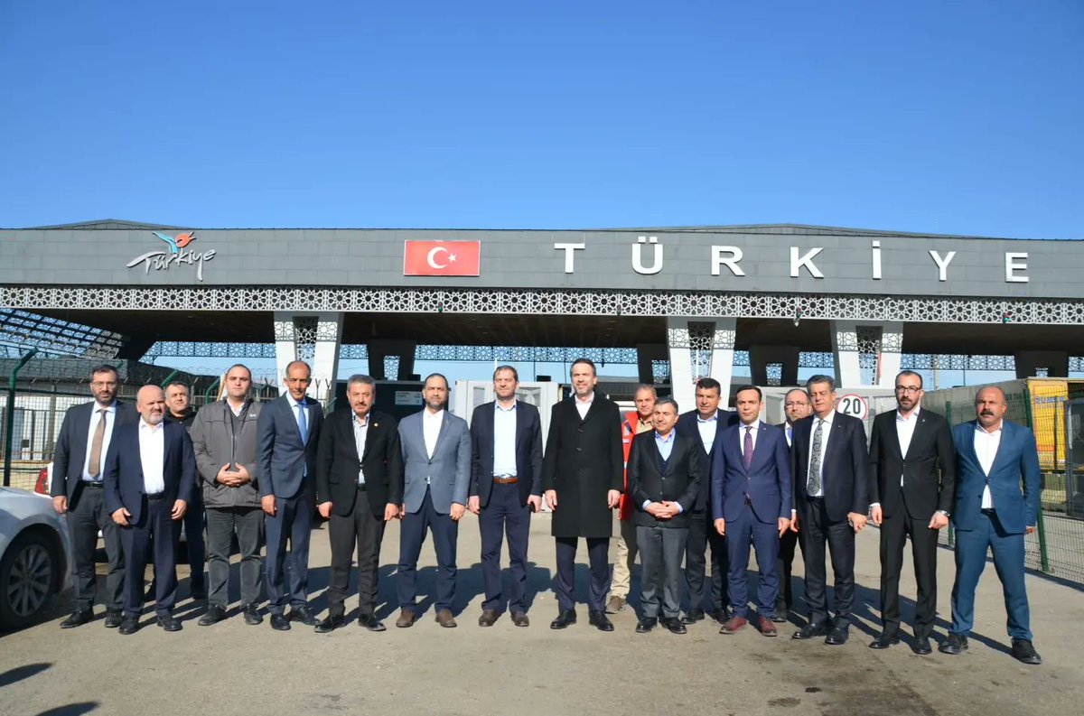 Sirnaktso's tweet photo. Enerji ve Tabii Kaynaklar Bakanımız Sayın Alparslan BAYRAKTAR, Valimiz Sayın Cevdet ATAY ve il protokolü ile beraber Yönetim Kurulu Başkanımız Sayın Osman GELİŞ'te Habur Sınır Kapısı, Gabar Dağı, Valilik ve Belediyemize düzenlenen ziyaretlere katılım sağladı. https://t.co/vXjoMFpgtI