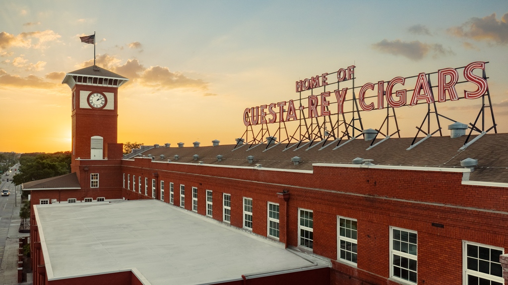 JCNewmanCigars's tweet image. Welcoming the New Year with a sunrise over our iconic 
El Reloj Cigar factory! Here's to another year of craftsmanship, tradition, and the pursuit of the perfect smoke. Let 2024 be the year you visit America's last operating cigar factory! 

#jcnewman #happynewyear