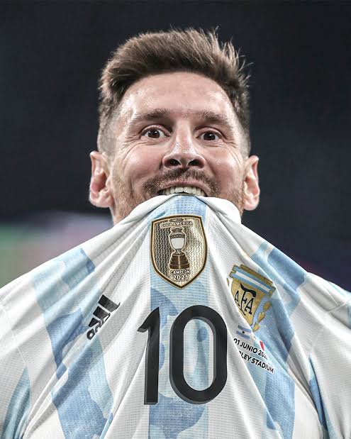 Arjantin Futbol Federasyonu Başkanı Claudio Tapia, Lionel Messi milli takımı bıraktıktan sonra 10 numaralı formanın emekliye ayrılacağını açıkladı.