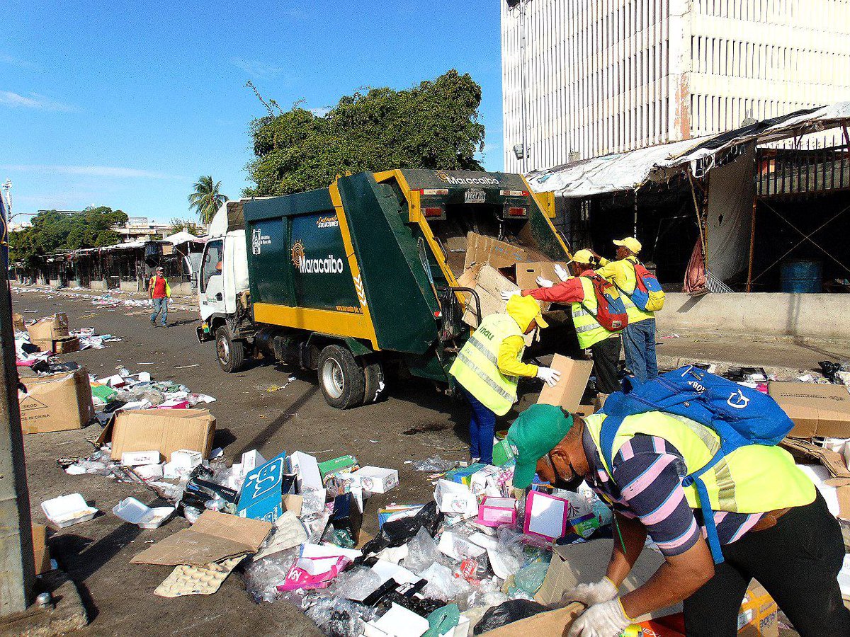 ImauMaracaibo_'s tweet photo. En este operativo especial de Año Nuevo, junto al equipo del @imamaracaibo_, estamos desarrollando labores de recolección en:

📍Av. Libertador
📍Av. Padilla
📍Av. Delicias
📍Av. La Limpia
📍Av. El Milagro
📍Av. Milagro Norte
📍Av. Universidad
📍Av. Bella Vista https://t.co/GqMCVKoG4q