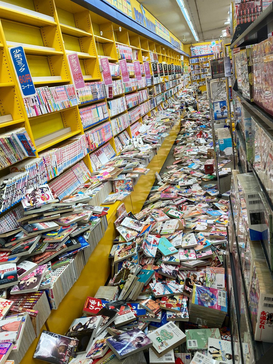 สภาพร้านหนังสือมือสอง 
หลังจากแผ่นดินไหวสงบลง

#สึนามิ #แผ่นดินไหวญี่ปุ่น #Japan #ญี่ปุ่น #Tsunami #JapanTsunami #JapanEarthquake