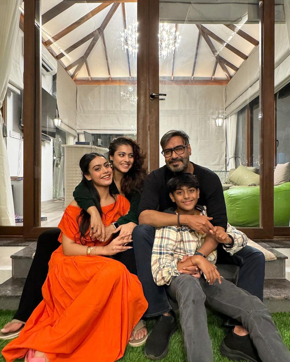 Kajol Shared A Family Picture On First Day Of 2024. #Kajol #ajayDevgn #NysaDevgn #Bollywood