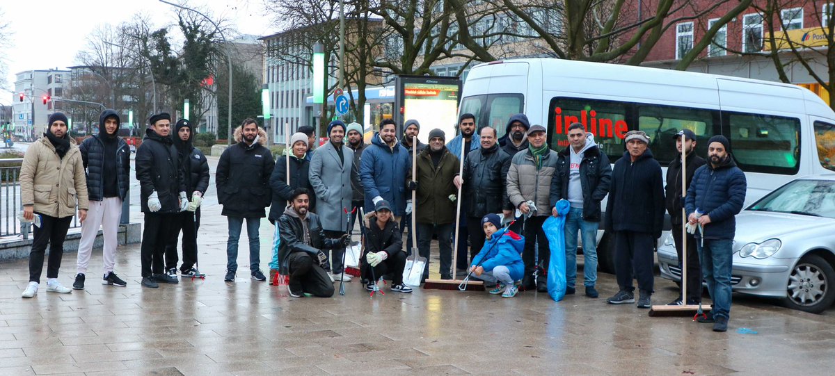 KhuddamHH's tweet photo. Liebes #TeamOrange der Stadtreinigung Hamburg,

Danke für euren engagierten Einsatz 🍊 Die Ahmadiyya Jugend Hamburg wünscht euch ein gesegnetes neues Jahr! 🎉 Auch wir sind bundesweit aktiv beim #Neujahrsputz für eine saubere Umwelt. 💚🌍

#TeamOrange #Hamburg #AhmadiyyaJugend https://t.co/wWxKb61DEP