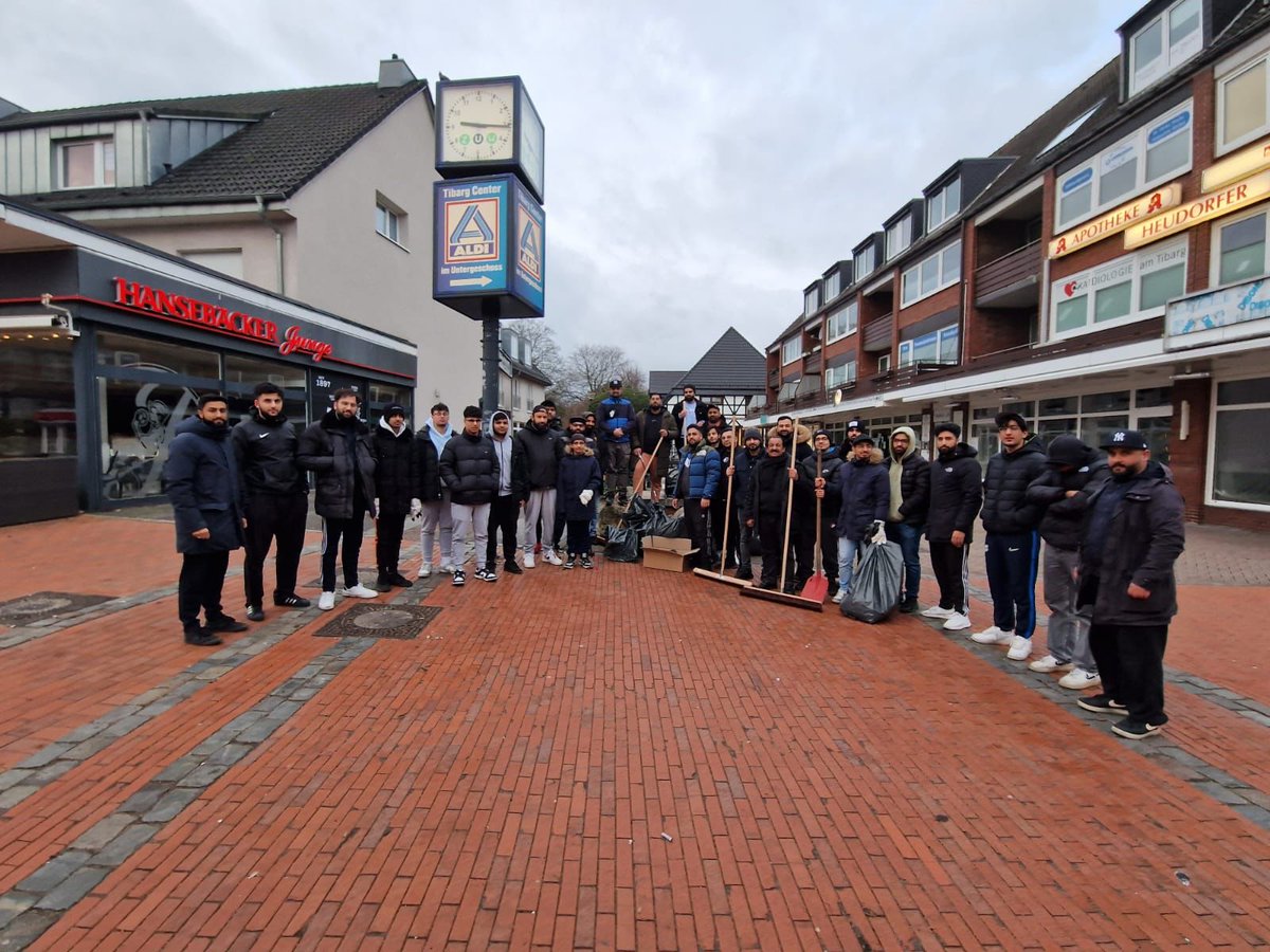 KhuddamHH's tweet photo. Liebes #TeamOrange der Stadtreinigung Hamburg,

Danke für euren engagierten Einsatz 🍊 Die Ahmadiyya Jugend Hamburg wünscht euch ein gesegnetes neues Jahr! 🎉 Auch wir sind bundesweit aktiv beim #Neujahrsputz für eine saubere Umwelt. 💚🌍

#TeamOrange #Hamburg #AhmadiyyaJugend https://t.co/wWxKb61DEP