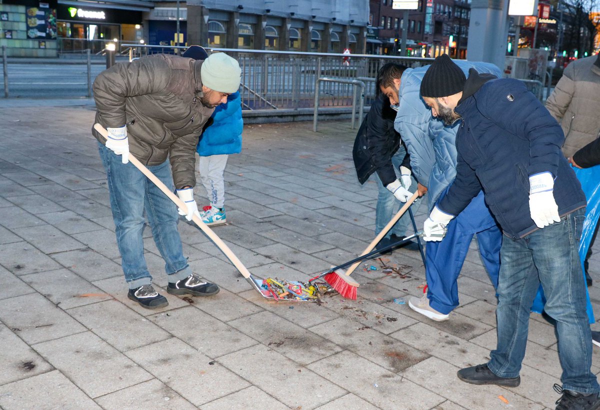 KhuddamHH's tweet photo. Liebes #TeamOrange der Stadtreinigung Hamburg,

Danke für euren engagierten Einsatz 🍊 Die Ahmadiyya Jugend Hamburg wünscht euch ein gesegnetes neues Jahr! 🎉 Auch wir sind bundesweit aktiv beim #Neujahrsputz für eine saubere Umwelt. 💚🌍

#TeamOrange #Hamburg #AhmadiyyaJugend https://t.co/wWxKb61DEP