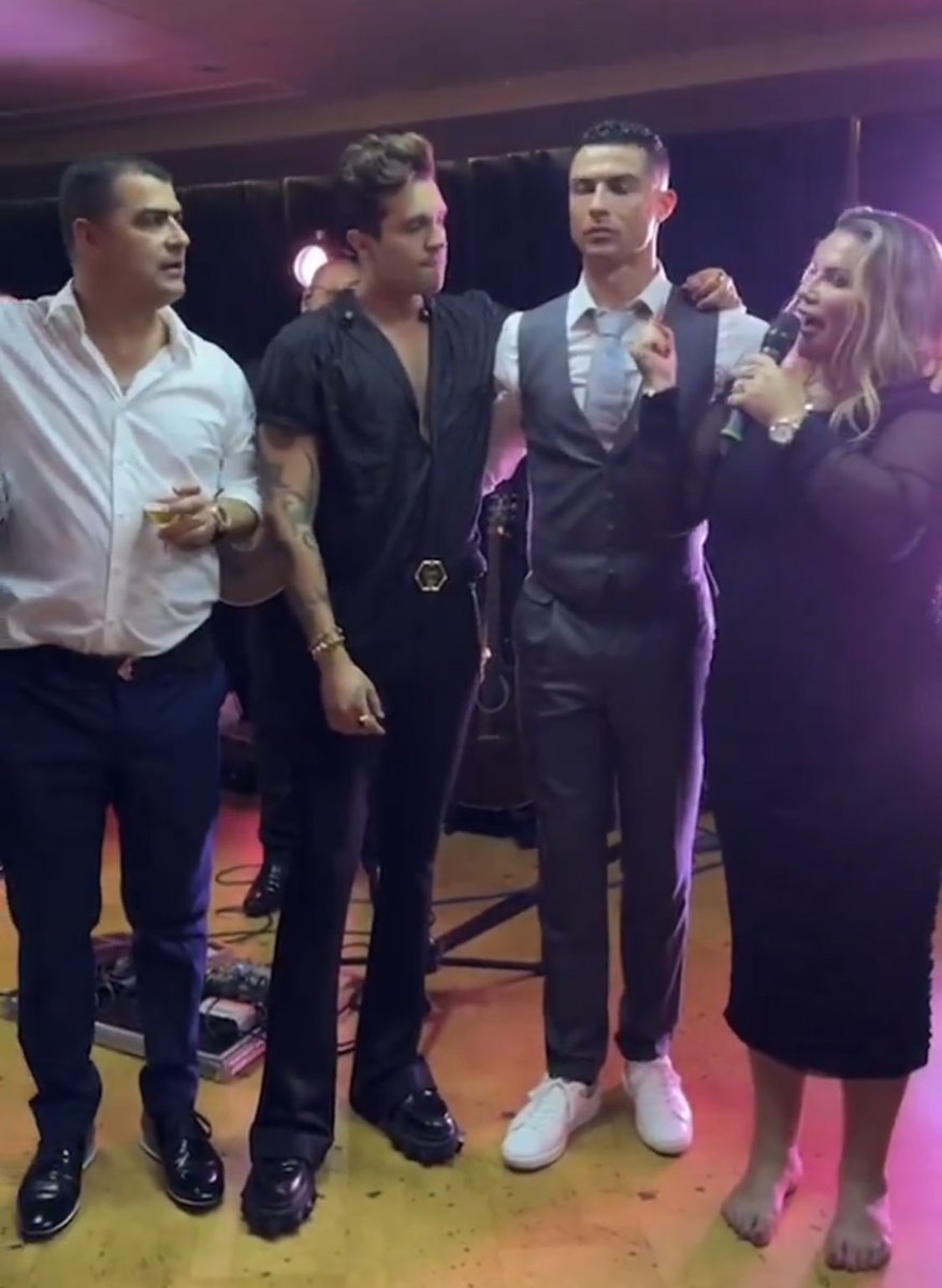 Vocês aí brigando p/ver quem é mais diva do pop Anitta x Ludmilla enquanto isso o Cristiano Ronaldo manda um jatinho buscar o Luan Santana p fazer show exclusivo no Reveillon pra familia do Portuga e ainda deu um Rolex de 500k pro Luan. Luan Santana botou todo mundo aí no bolso!!