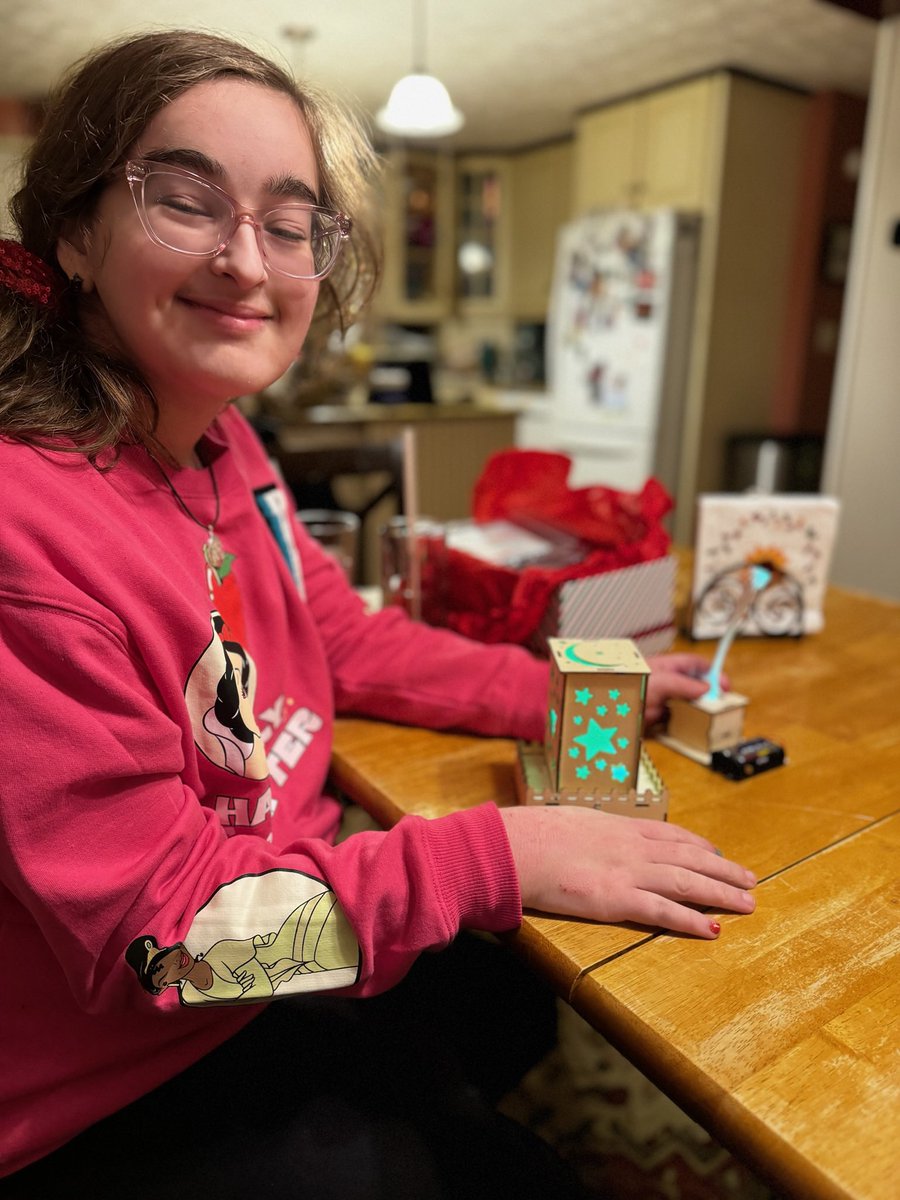 UnboundAcademy_'s tweet photo. Happy New Year!
Meet Abigail, our latest customer hailing from the state of Maine!
She sent us pictures of her lightbox project, which she assembled over the Holidays.
#STEM #GirlsinSTEM #STEMkit #STEAMCrate https://t.co/lnQlK9Ot8A