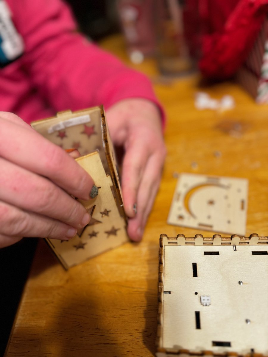 UnboundAcademy_'s tweet photo. Happy New Year!
Meet Abigail, our latest customer hailing from the state of Maine!
She sent us pictures of her lightbox project, which she assembled over the Holidays.
#STEM #GirlsinSTEM #STEMkit #STEAMCrate https://t.co/lnQlK9Ot8A