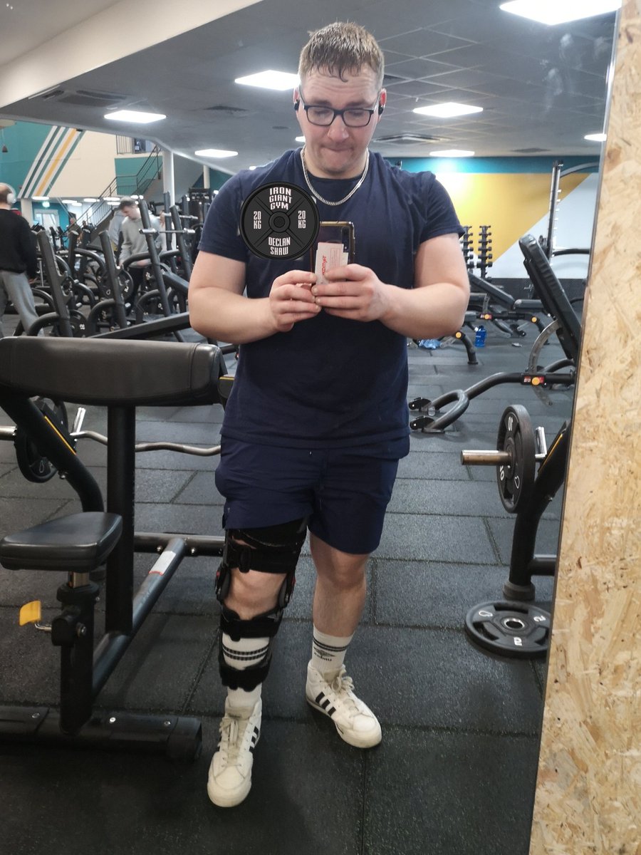 Even on New Years Day, I'll sniff a gym out
#nodaysoff #bigman #DECLANSHAW #irongiantgym
#heavylifts #lightweights