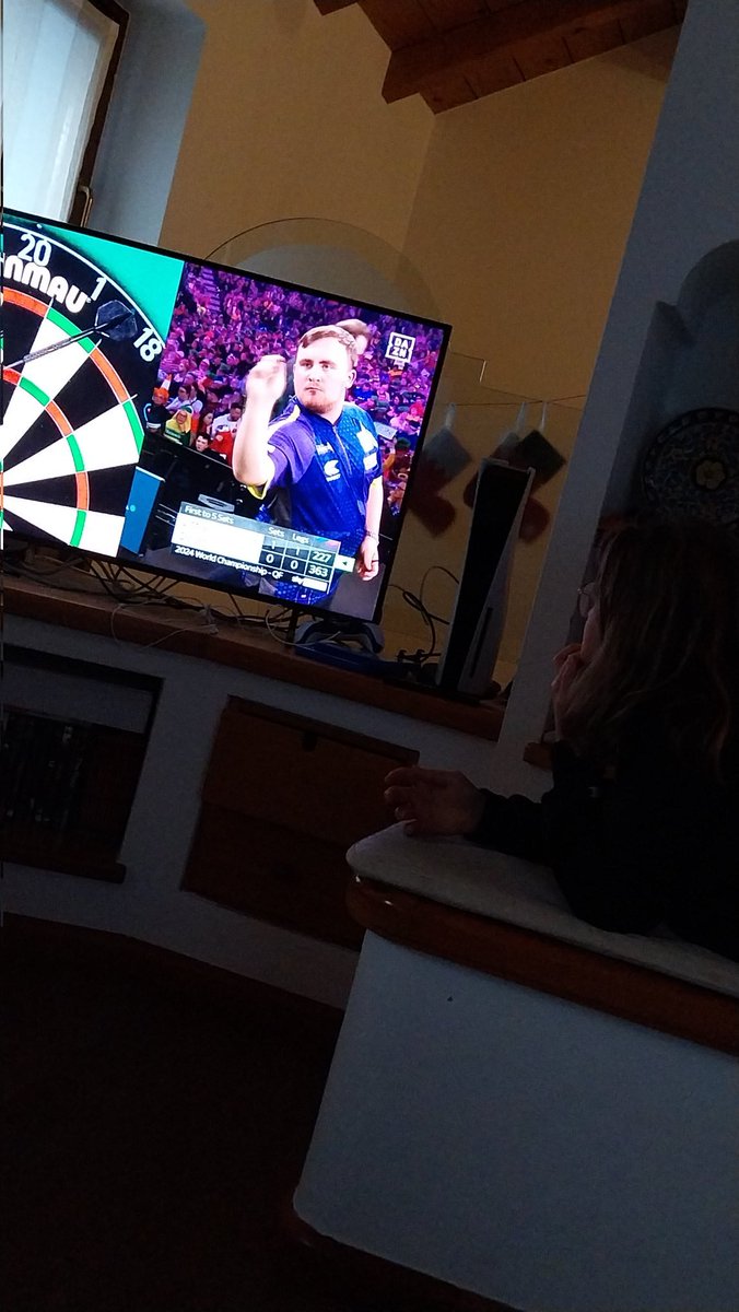 pietrofeddy's tweet photo. Mia sorella di 10 anni che guarda un ragazzo di 6 anni più giovane, cercare di arrivare tra i 4 giocatori più  forti del mondo
#DAZN180 https://t.co/b5203NgdSL