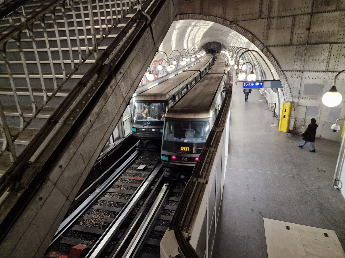 Metro_Insolite's tweet photo. Le 15 décembre 2023, les #MP89 CC ont effectué leurs dernières rotations avec voyageurs sur la #ligne4, dont le processus d'automatisation intégrale touche à sa fin. Désormais, cette ligne est entièrement exploitée avec des navettes automatiques, de type #MP89 CA, #MP05 et #MP14. https://t.co/uFeAAejJoC