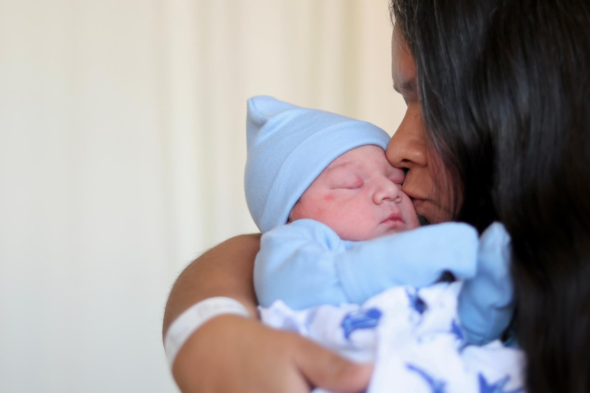 ximenaguilera's tweet photo. 🤱🏾¡Bienvenido Samuel! A las 00.03 am de este 1 de enero en el @HSJ_Oficial, llegó Samuel, la primera guagua nacida este 2024 en la RM. Junto a la Ministra (s) @p_poblete_m visitamos a sus padres, Cynthia y Cristian, para entregarle el ajuar de @chcrececontigo. https://t.co/6VSpjamhak