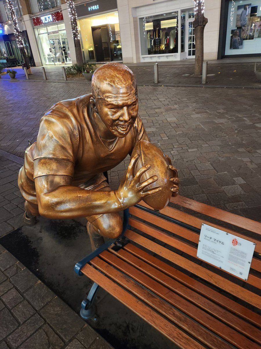 丸の内のイルミネーションとリーチマイケル