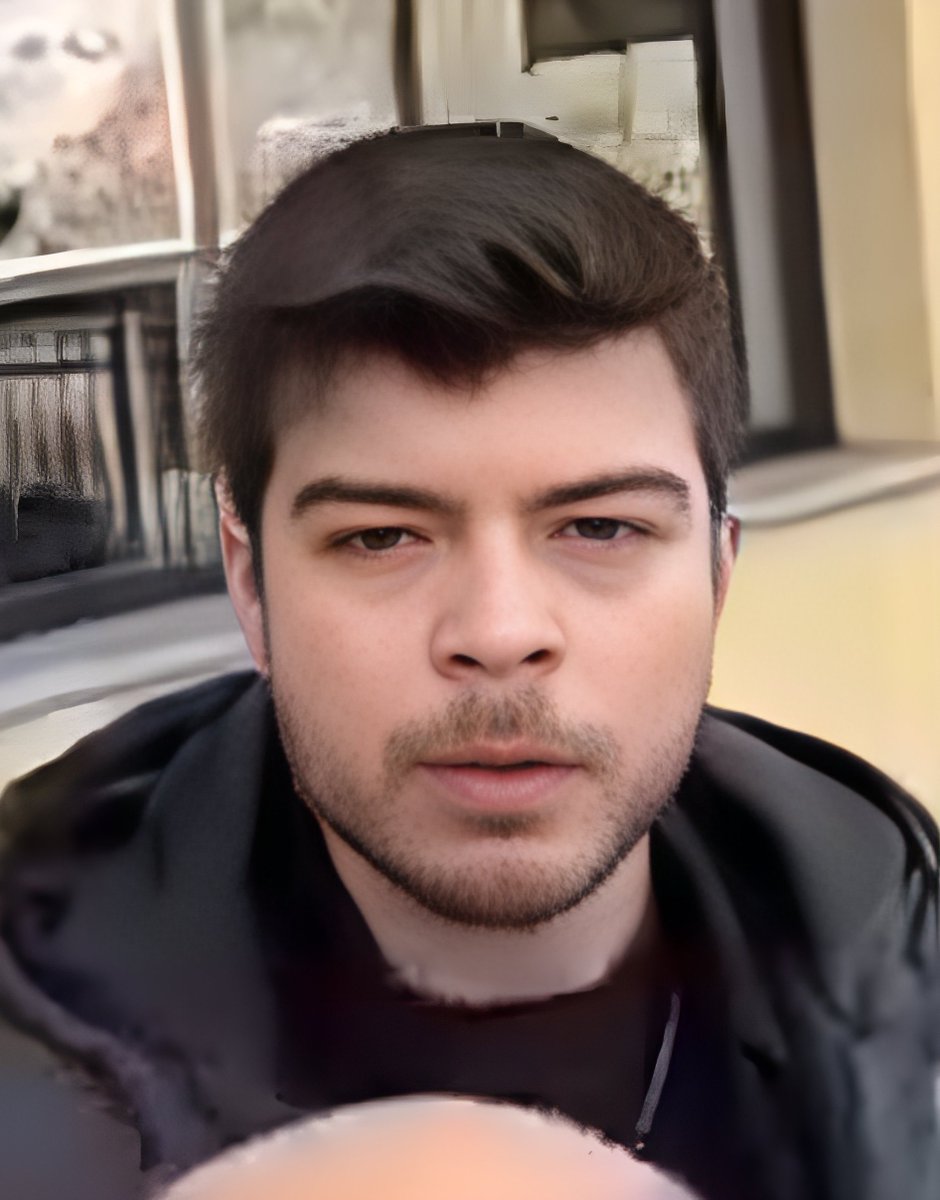 Soldaki genç Cuma hutbesinde Mustafa Kemal Atatürk’ün anılmasına tepki gösterdiği için neredeyse 2 aydır tutuklu.

Hilafet sancağı diye Kelime-i Tevhid bayrağı tutan adama saldıran sağdaki it eğer serbest bırakılırsa hepimize yazıklar olsun.