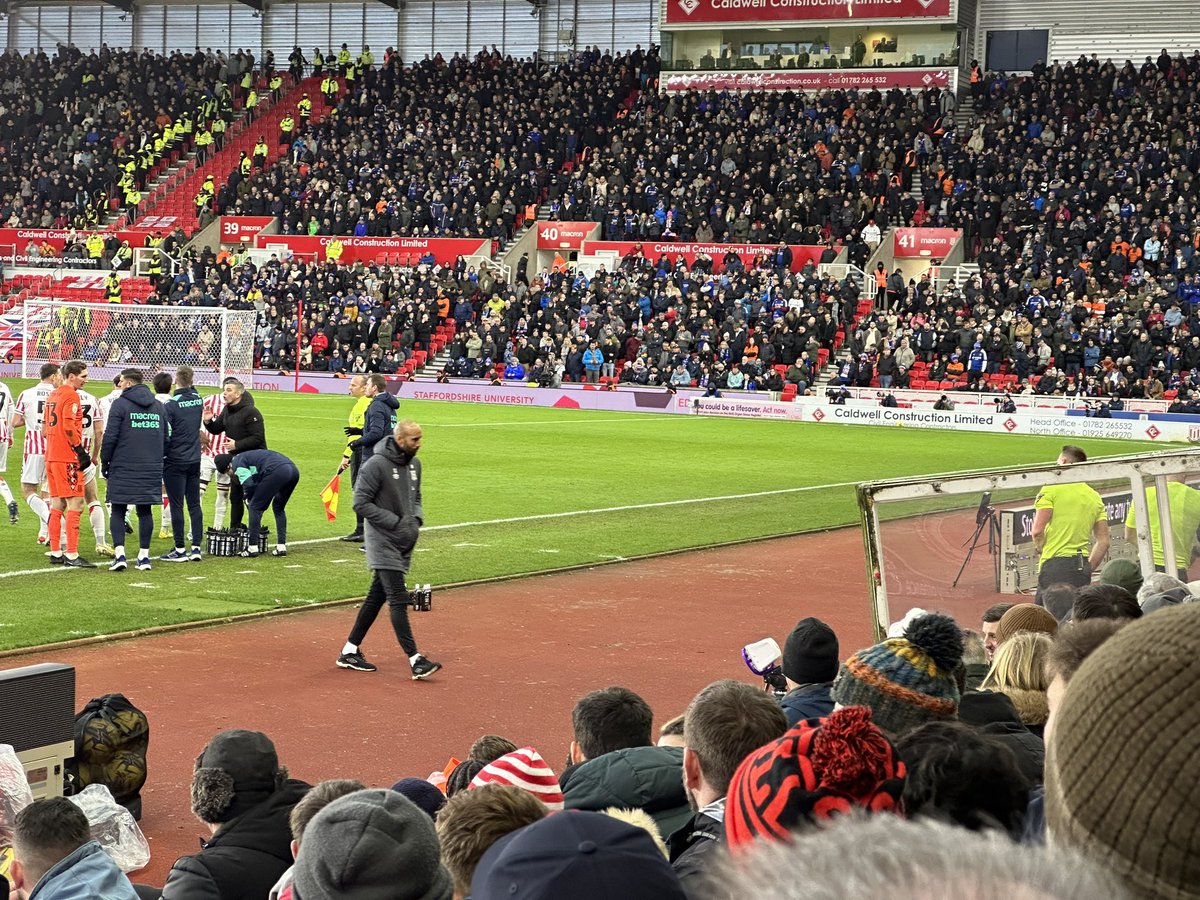 scottmlowe's tweet photo. Still 0:0 with Stoke having all the best chances. Referee has just been swapped #scfc #stokefc https://t.co/Aa1ZMmSMzh
