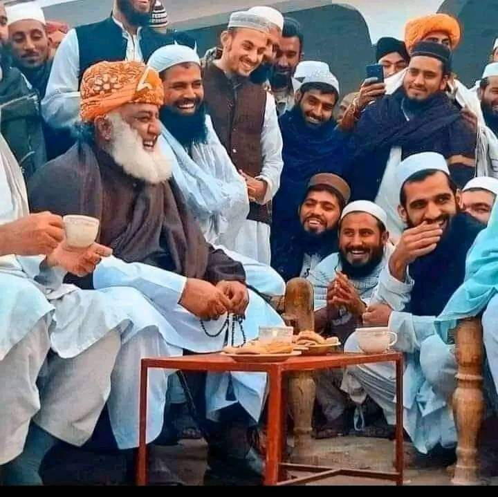 آئیے تحفظ ختم نبوت و ناموس رسالت صل اللہ علیہ وسلم کی خاطر ہر طرح کے شخصی، ذاتی، جماعتی، لسانی، صوبائی، اور مسلکی تعصب سے بالاتر ھو کر جمعیت علماء اسلام کے پلیٹ فارم پر وحدت امت کا مظاہرہ کیجئے۔
اے اللہ
مولانا فضل الرحمٰن صاحب کی چاروں طرف سے ہرقسم کے شرور سے حفاظت فرما