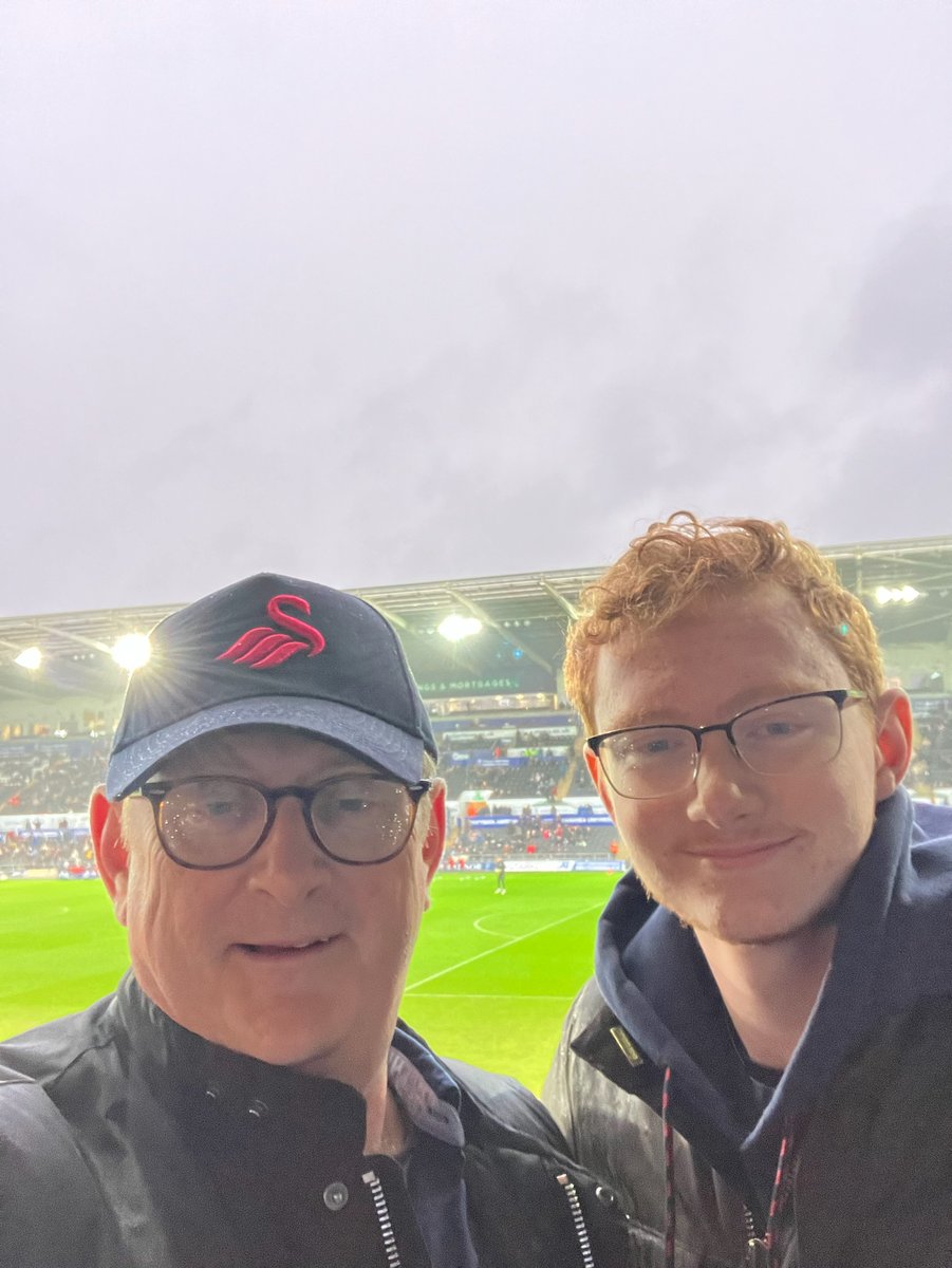 SwanseaCityDC's tweet photo. #JacksAtHome ?...
Not quite... --These @SwanseaCityDC & @SanDiegoSwans (Aled & Rhys) are at the @Swanseacom Stadium today to ring in the New Year with the @SwansOfficial !
#SwaWBA
@LeeTrundle10 https://t.co/QQuYGlBZQE