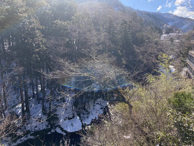 数年前JRのさいころきっぷで石川県の加賀温泉郷行ったわ。雪に降られながら着いたホテルで優しく出迎えてタオルもくれてさ。晴れた鶴仙渓はとてもきれいだった。静かで雪ももりもりでさ。また行かなきゃな。行きたいな。
