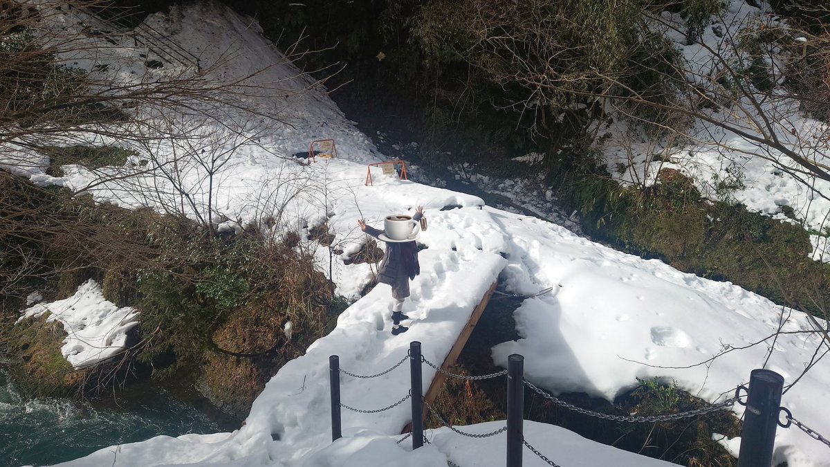 「数年前JRのさいころきっぷで石川県の加賀温泉郷行ったわ。雪に降られながら着いたホ」|甘茶のイラスト