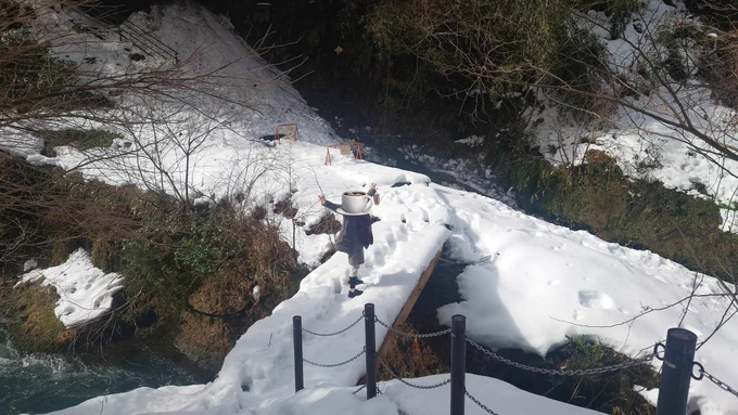 数年前JRのさいころきっぷで石川県の加賀温泉郷行ったわ。雪に降られながら着いたホテルで優しく出迎えてタオルもくれてさ。晴れた鶴仙渓はとてもきれいだった。静かで雪ももりもりでさ。また行かなきゃな。行きたいな。