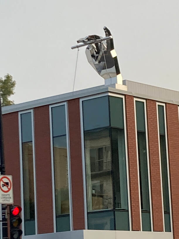 It’s time to post my favourite eye-candy from my walks of 2023 on my blog purpleroads.weebly.com
My favourite? The giant controlling hand at the Théâtre de marionnettes. #walkingMontreal #WalkMontreal #MesQuartiers #purpleroadsàMontréal #BeaubienEst #illlusionthéâtre