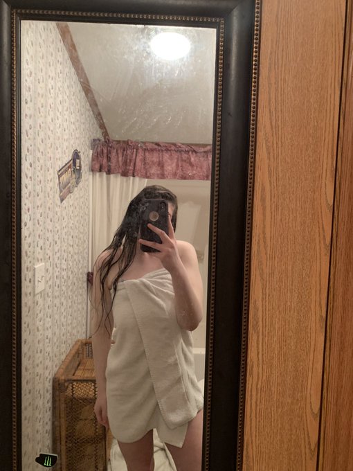 Happy new year 🎉🎉 https://t.co/r8HLAMfOR3