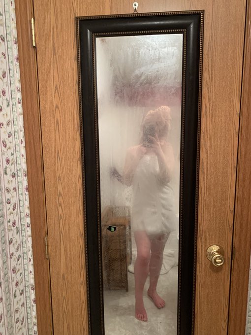 Happy new year 🎉🎉 https://t.co/r8HLAMfOR3