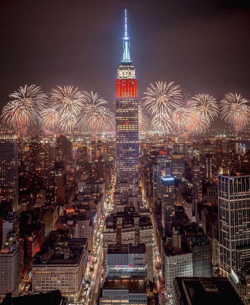 W0rld2026's tweet photo. HAPPY NEW YEAR 2024 NEW YORK  🎆🎉🎊 https://t.co/PC9bcNGp1g