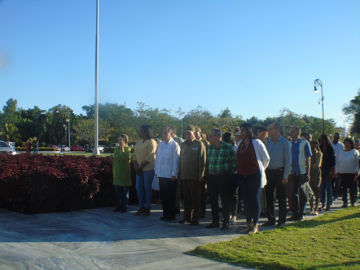 RamnMonte1's tweet photo. Con el depósito de flores blancas ante el monolito donde reposan sus  cenizas, en el Cementerio Patrimonial Santa Ifigenia, de esta ciudad,  #SantiagoDeCuba se rindió homenaje hoy al Comandante en Jefe Fidel Castro,  al cumplirse 65 años del Triunfo de la Revolución Cubana. https://t.co/IdfcHrnh7L
