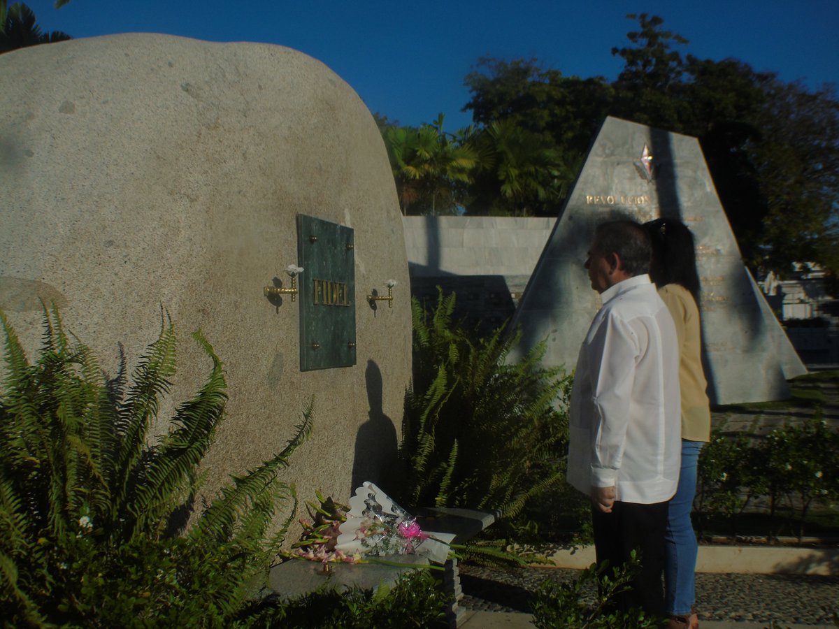 RamnMonte1's tweet photo. Con el depósito de flores blancas ante el monolito donde reposan sus  cenizas, en el Cementerio Patrimonial Santa Ifigenia, de esta ciudad,  #SantiagoDeCuba se rindió homenaje hoy al Comandante en Jefe Fidel Castro,  al cumplirse 65 años del Triunfo de la Revolución Cubana. https://t.co/IdfcHrnh7L