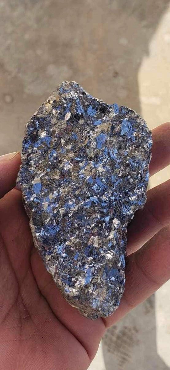 #د وطن پر معادون چور تالان ګډ دئ
دا و دروئ وطن او ځان دواړه بربادوئ
نن په کندهار کي دا عکسونه اخستل سوي