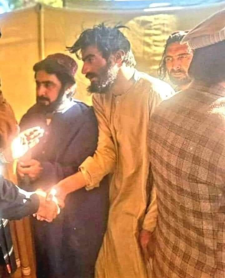 Khalif71398225's tweet photo. " ظلم کی انتہا "

تصویر میں یہ پشتون شخص آج سے چار سال قبل ایک ہٹا کھٹا جوان ہوا کرتا تھا. گھر کا سارا خرچا اپنے کندھوں پر اٹھاتا تھا....

4 سال سے مسنگ پرسن رہا انہی کہ ہاتھوں جنہوں نے پہنے ہوۓ ہیں دستانے ..

دو دن پہلے جب آزادی نصیب ہوئی تو  آپنا دماغی توازن کھو چکا ھے . 4 سال کے طویل انتظار میں بیٹھے ماں، باپ، بھائی اور بہن کو ا��کا پیارا تو ملا لیکن آدھورہ, زندہ لاش اور باقی زندگی اپنے اور دوسروں کے لیے بوجھ ...

یوں وردیایوں نے  ایک اور ہنستہ بستہ گھرانے  اور جوان کو تباہ و برباد کردیا ....!!!

#ایک_اور_1971_نامنظور
#وردیوں_میں_قاتل 
 
(حکم بوٹاں مرگ انصاف .. جب 🥾 🥾 بوٹ نہیں ہیں راضی تو کیا کرے گا قاضی )

:: بولنا تو ہوگا اور بولتے رہنا ھے کیونکہ اس بار بولنے والے لوگ ملے ہیں ::