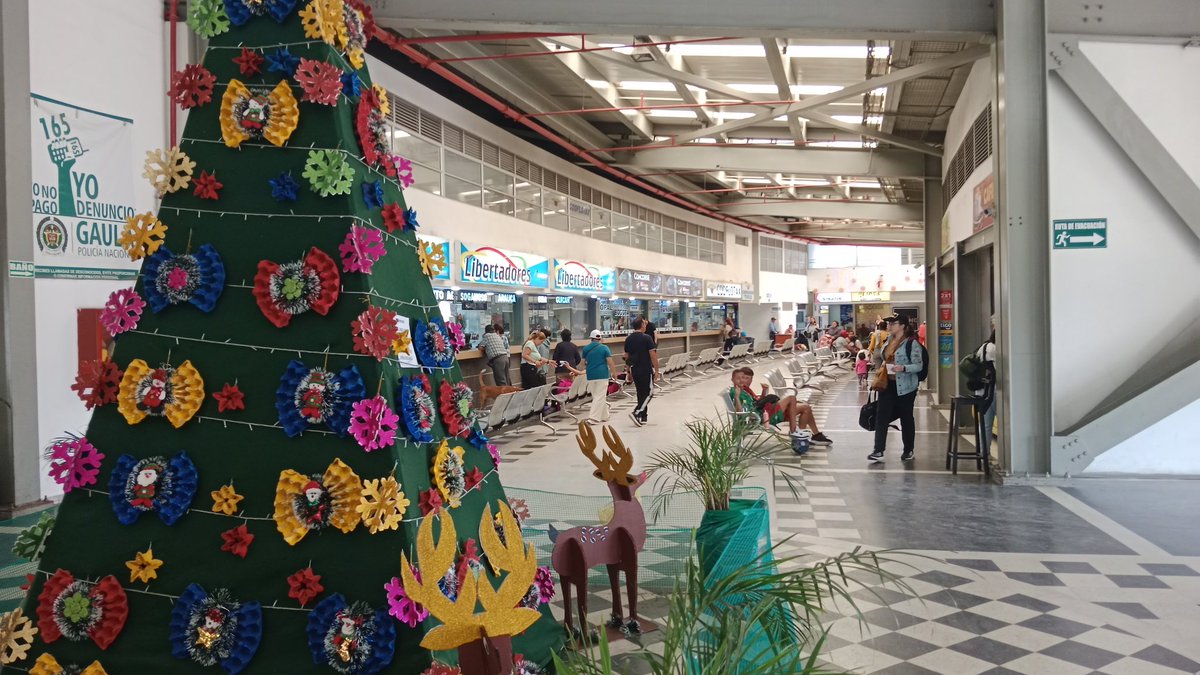 cab_noticias's tweet photo. Terminal transporte de #Duitama, funcionando al 40% de su capacidad, buses a destinos de principales ciudades del departamento de #Boyacá,  presencia de la @PoliciaBoyaca. https://t.co/ZvRet7nQW7
