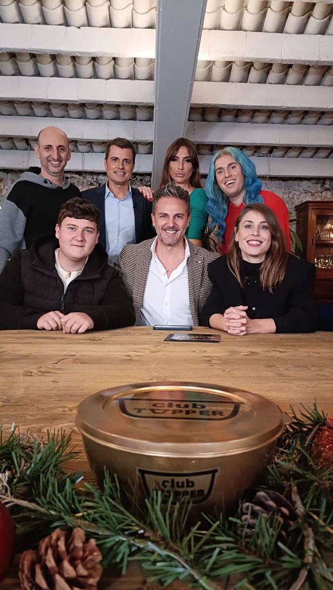 IB3's tweet photo. El primer dia de l’any arriba de la mà d’un programa especial de #ClubTupperIB3 

Miquel Montoro, Toni Gomila, Toni Terrades, Baaldo, Lara Martorell i Ruth Llopis tendran una segona oportunitat per guanyar el tupper d’or!

A les 22:20h a #IB3Televisio

#ViuNadalIB3
#Feliç2024IB3 https://t.co/XPjjalQeEU